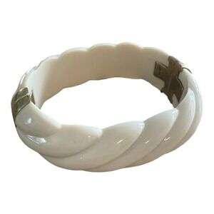 VINTAGE MONET IVORY WHITE TWIST RESIN LUCITE CLAMPER BRACELET CUFF BANGLE MAGNET